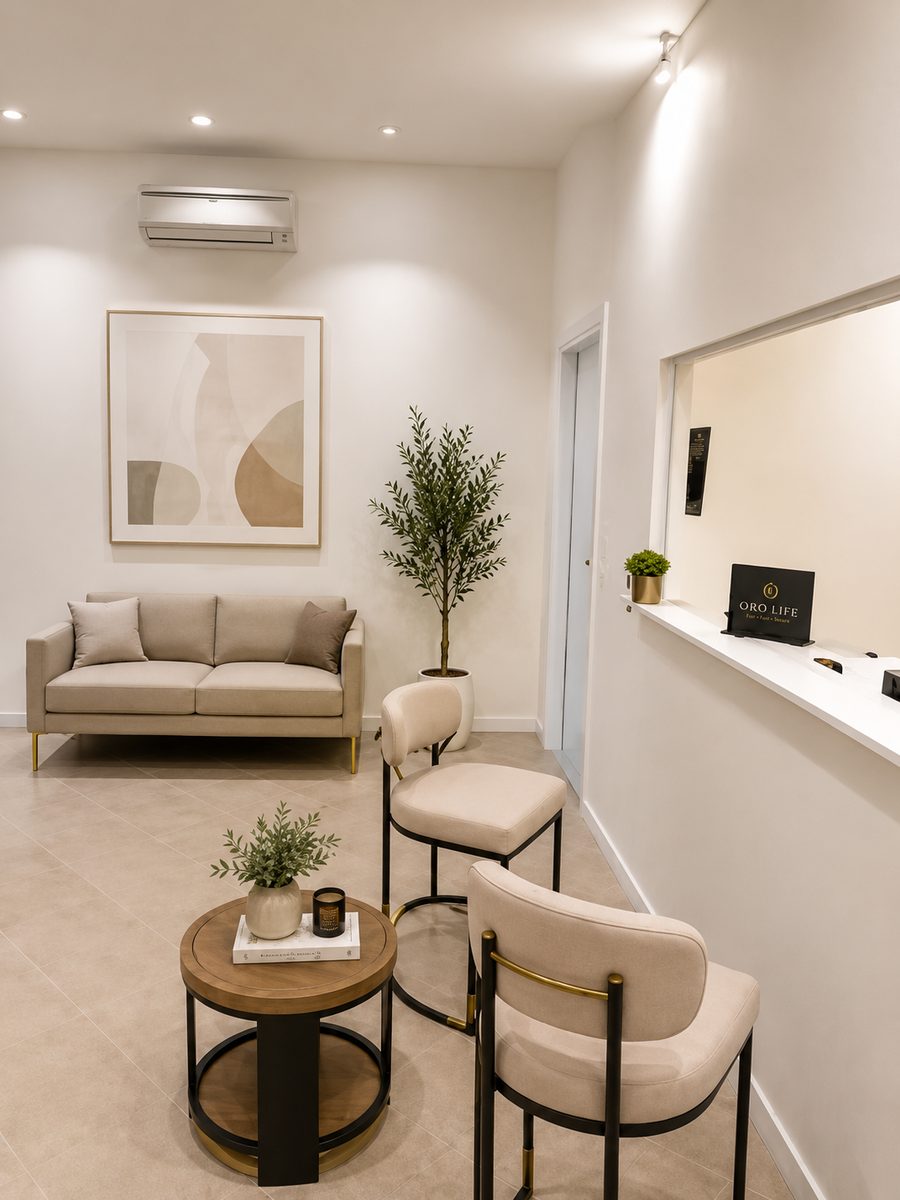 Sala di attesa della sede Oro Life di Bastia Umbra, con banco valutazione