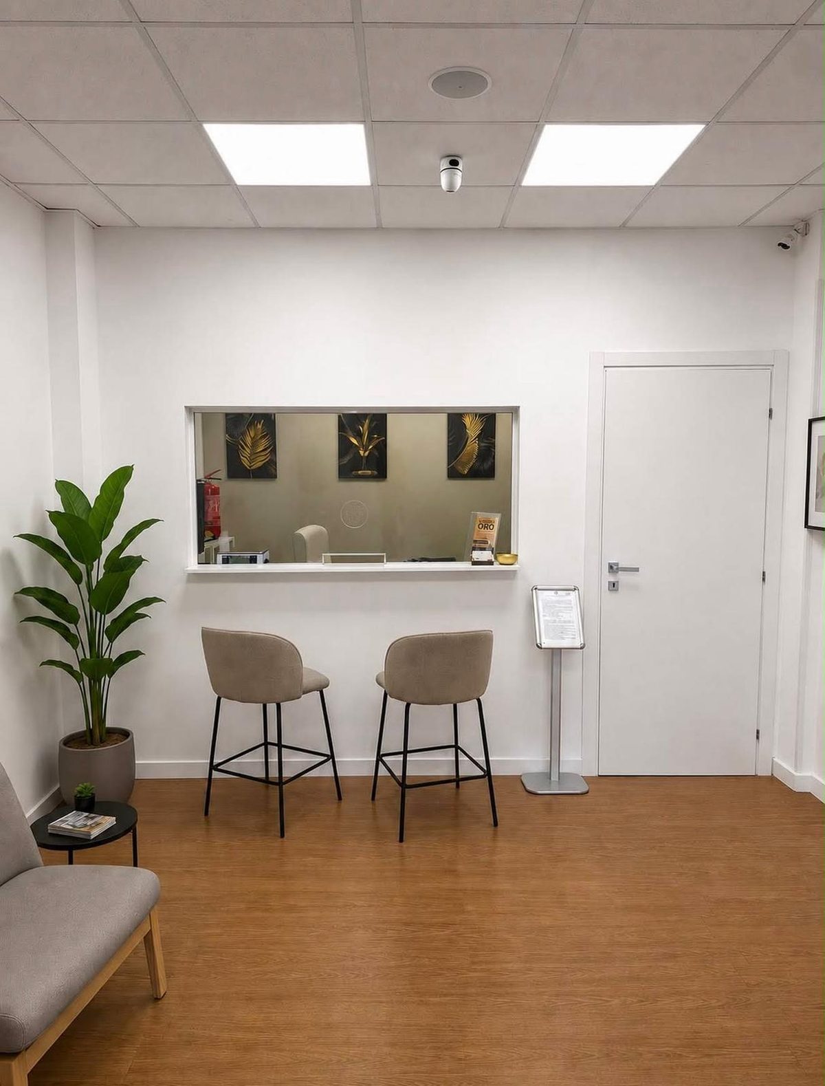Sala di attesa e banco valutazione della sede Oro Life di Via Romeo Gallenga a Perugia